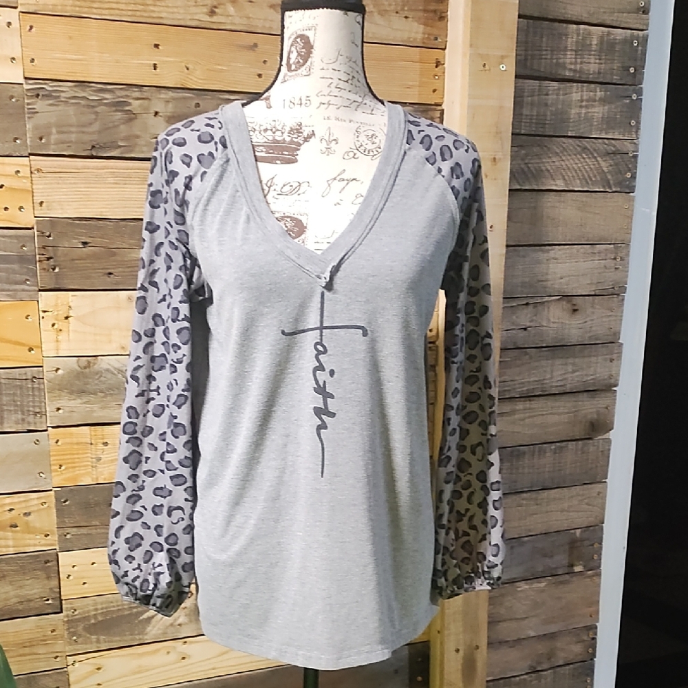 Stylish Gray V-Neck Top with Leopard Print Sleeves